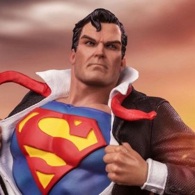 Clark Kent DC Comics Deluxe Art 1/10 Scale Statue by Iron Studios